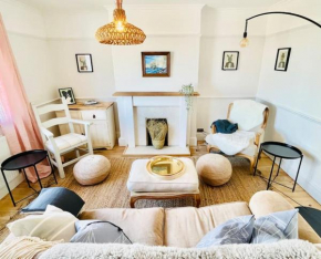* Fisherman’s Cottage * with river views (dog friendly!)